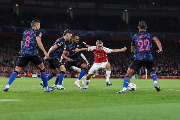 Arsenal gegen Sevilla 8. November 2023, London Champions™s League Fußball, Gruppe B Arsenal gegen Sevilla Leandro Trossard von Arsenal wird von der Sevilla-Abwehr umringt Foto Jacques Feeney Abseits London UK  Copyright: xJacquesxFeeneyx xOffsidexOffside