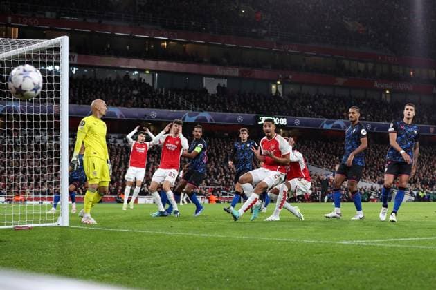Arsenal gegen Sevilla 8. November 2023, London Champions™s League Fußball, Gruppe B Arsenal gegen Sevilla Kai Havertz und William Saliba von Arsenal reagieren, als der Ball aus dem Spiel geht Foto Jacques Feeney Abseits London UK  Copyright: xJacquesxFeeneyx xOffsidexOffside