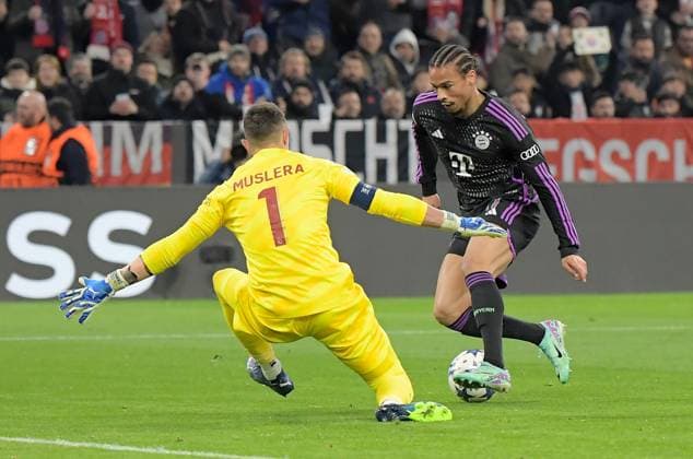 08 11 2023, xemx, Football UEFA Champions League, FC Bayern Muenchen Galatasaray SK Istanbul emspor, v l Fernando Muslera Galatasaray SK Istanbul , Leroy Sane FC Bayern Muenchen Zweikampf, Aktion, action, battle for the ball DFL DFB REGULATIONS PROHIBIT ANY USE OF PHOTOGRAPHS as IMAGE SEQUENCES and or QUASI VIDEO Muenchen