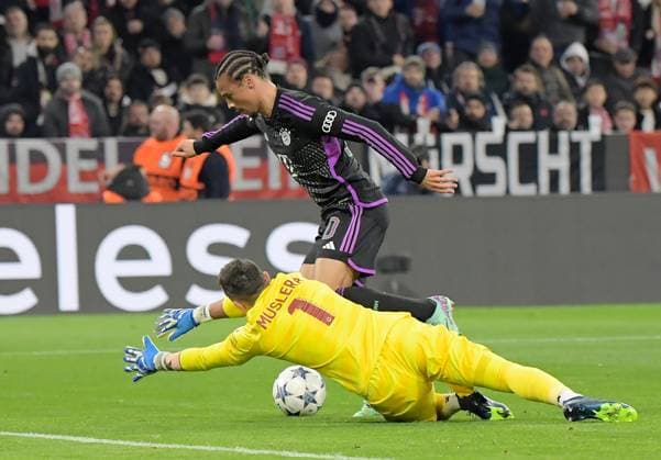 08 11 2023, xemx, Football UEFA Champions League, FC Bayern Muenchen Galatasaray SK Istanbul emspor, v l Fernando Muslera Galatasaray SK Istanbul , Leroy Sane FC Bayern Muenchen Zweikampf, Aktion, action, battle for the ball DFL DFB REGULATIONS PROHIBIT ANY USE OF PHOTOGRAPHS as IMAGE SEQUENCES and or QUASI VIDEO Muenchen