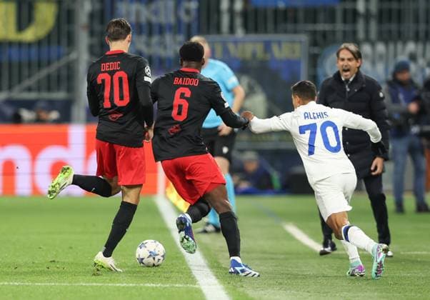 SOCCER - UEFA CL, RBS vs Inter SALZBURG,AUSTRIA,08.NOV.23 - SOCCER - UEFA Champions League, group stage, Red Bull Salzburg vs FC Internazionale Milano. Image shows Amar Dedic, Samsom Baidoo (RBS), Alexis Sanchez and Simone Inzaghi (Inter).  GEPAxpictures xHaraldxSteiner