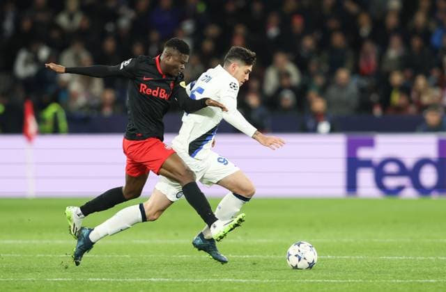 SOCCER - UEFA CL, RBS vs Inter SALZBURG,AUSTRIA,08.NOV.23 - SOCCER - UEFA Champions League, group stage, Red Bull Salzburg vs FC Internazionale Milano. Image shows Karim Konate (RBS) and Alessandro Bastoni (Inter).  GEPAxpictures xHaraldxSteiner