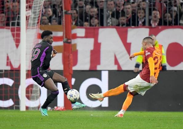 08 11 2023, xemx, Football UEFA Champions League, FC Bayern Muenchen Galatasaray SK Istanbul emspor, v l Alphonso Davies FC Bayern Muenchen , Hakim Ziyech Galatasaray SK Istanbul DFL DFB REGULATIONS PROHIBIT ANY USE OF PHOTOGRAPHS as IMAGE SEQUENCES and or QUASI VIDEO Muenchen