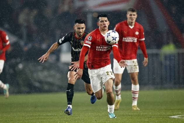 EINDHOVEN - (l-r) Adrien Thomasson of RC Lens, Hirving Lozano of PSV Eindhoven during the UEFA Champions League group B match between PSV Eindhoven and RC Lens at the Phillips stadium on November 8, 2023 in Eindhoven, Netherlands. ANP MAURICE VAN STEEN UEFA Champions League 2023 24 2023 2024 xVIxANPxSportx xxANPxIVx 483357444 originalFilename: 483357444.jpg