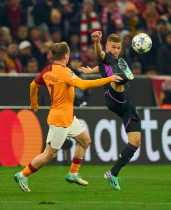Joshua KIMMICH, FCB 6 compete for the ball, tackling, duel, header, zweikampf, action, fight against Muhammed Kerem Aktürkoglu, Galatasaray Istanbul 7 in the group stage match FC BAYERN MUENCHEN - GALATASARAY ISTANBUL of football UEFA Champions League in season 2023 2024 in Munich, Nov 8, 2023. Gruppenphase, GALA, FCB