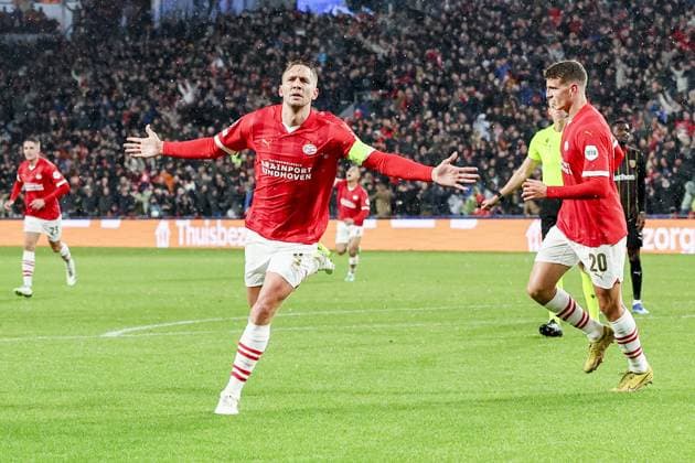EINDHOVEN, 08-11-2023, Philips Stadium, UEFA Champions League season 2023 24, PSV player Luuk de Jong scores the 1-0 during the match between PSV and RC Lens. PSV - Lens  x23092552x Copyright: