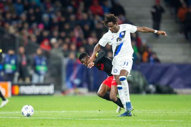 SOCCER - UEFA CL, RBS vs Inter SALZBURG,AUSTRIA,08.NOV.23 - SOCCER - UEFA Champions League, group stage, Red Bull Salzburg vs FC Internazionale Milano. Image shows Karim Konate (RBS) and Yann Auriel Bisseck (Inter).  GEPAxpictures xGintarexKarpaviciute