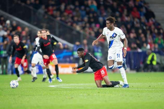 SOCCER - UEFA CL, RBS vs Inter SALZBURG,AUSTRIA,08.NOV.23 - SOCCER - UEFA Champions League, group stage, Red Bull Salzburg vs FC Internazionale Milano. Image shows Karim Konate (RBS) and Yann Auriel Bisseck (Inter).  GEPAxpictures xGintarexKarpaviciute