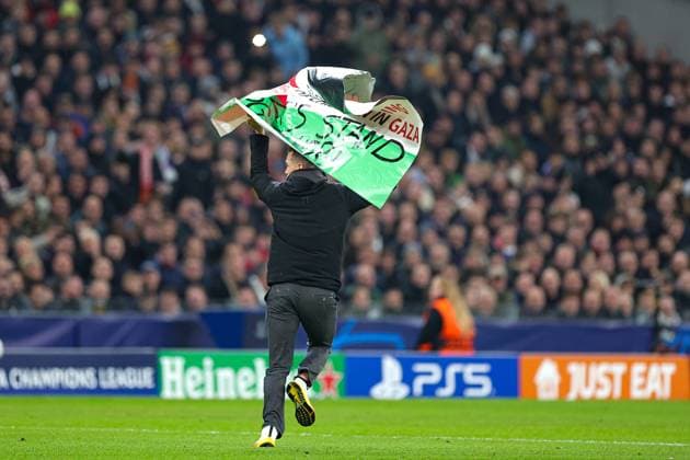 FC Copenhagen v Manchester United, ManU Champions League 08 11 2023. A protester with a pro Palestinian flag invades the pitch during the Champions League match between FC Copenhagen and Manchester United at Parken Stadium, Copenhagen, Denmark on 8 November 2023. Editorial use only , Copyright: xNigelxKeenex PSI-18364-0021
