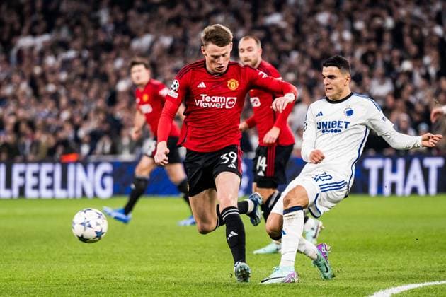 231108 Scott McTominay of Manchester United and Mohamed Elyounoussi of FC Copenhagen during the UEFA Champions League football match between FC Copenhagen and Manchester United on November 8, 2023 in Copenhagen Photo Petter Arvidson BILDBYRAN kod PA PA0685 fotboll football soccer fotball champions league fc copenhagen manchester united bbeng  Copyright: PETTERxARVIDSON BB231108PA054
