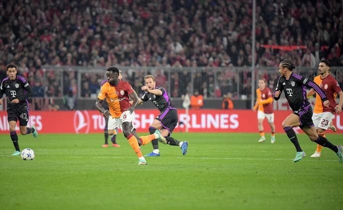 08 11 2023, xemx, Football UEFA Champions League, FC Bayern Muenchen Galatasaray SK Istanbul emspor, v l Davinson Sanchez Galatasaray SK Istanbul , Harry Kane FC Bayern Muenchen , Leroy Sane FC Bayern Muenchen DFL DFB REGULATIONS PROHIBIT ANY USE OF PHOTOGRAPHS as IMAGE SEQUENCES and or QUASI VIDEO Muenchen