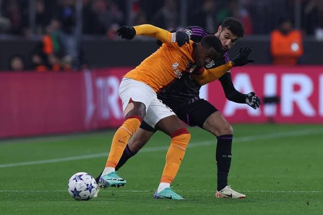 Soccer Champions League group stage 4 matchday FC Bayern Munich Galatasaray Istanbul on 08 11 2023 at the Allianz Arena in Munich Wilfried Zaha Istanbul , front Noussair Mazraoui Munich , back xMSx