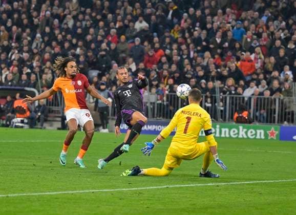 08 11 2023, Football UEFA Champions League 2023 2024 Matchday 4 Preliminary Round, FC Bayern Munich Galatasaray Istanbul SK, in the Allianz Arena Munich f l Sacha Boey Galatasaray Istanbul , Leroy Sane Bayern Munich and goalkeeper Fernando Muslera Galatasaray Istanbul Leroy Sane Bayern Munich again alone in front of goal DFL and DFB regulations prohibit any use of photographs as image sequences and or quasi video