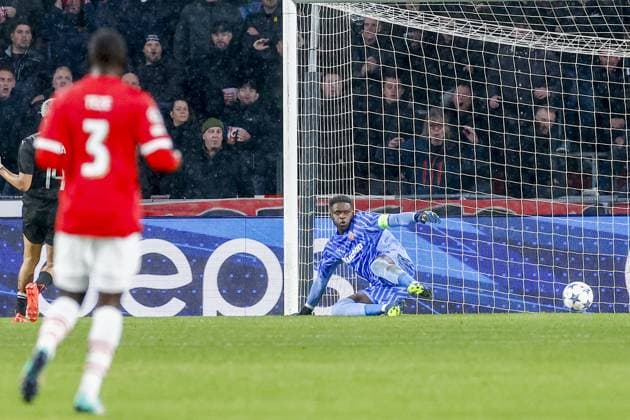 Sport Bilder des Tages EINDHOVEN, 08-11-2023, Philips Stadium, UEFA Champions League season 2023 24, Goalkeeper Brice Samba of RC Lens during the match between PSV and RC Lens. PSV - Lens  x23092683x Copyright: