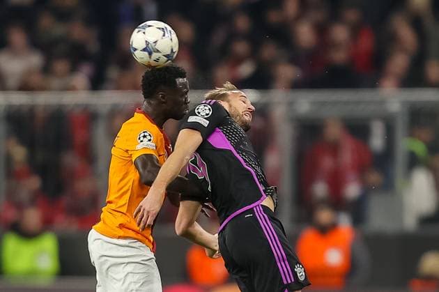 Germany, Muenchen, 08 11 2023, Allianz Arena, FC Bayern Muenchen vs Galatasaray UEFA Champions League 2023 2024 Group A, Davinson Sanchez Galatasaray A S and Harry Kane FC Bayern Muenchen battle for the ball Munich Allianz Arena Germany  eu-images-048