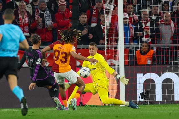in duel, action, with Leroy Sane 10 FC Bayern Muenchen , Fernando Muslera 1 Galatasaray , FC Bayern Muenchen vs Galatasaray Istanbul , Champions League, Football, Preliminary round, Second leg, 08 11 2023 Muenchen Bayern Germany Copyright: xkolbert-press ChristianxKolbertx