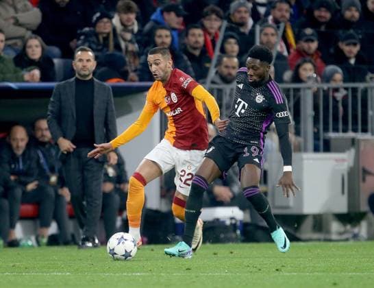 V li Hakim Zivech Galatasaray , Alphonso Davies Bayern FC Bayern München Galatasaray SK München, GER, 08 11 2023, Sport Soccer Champions League Season 23 24