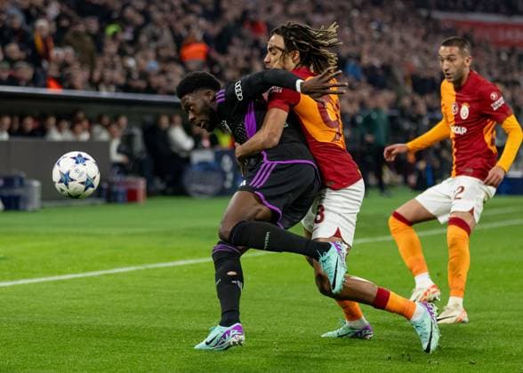 Fight for the ball duel between Alphonso Davies FC Bayern Muenchen, 19 and Sacha Boey Galatasaray Istanbul, 93 GER, FC Bayern Muenchen vs Galatasaray Istanbul, Football, Champions League, Group stage, Matchday 4, Season 2023 2024, 08 11 2023 DFL DFB REGULATIONS PROHIBIT ANY USE OF PHOTOGRAPHS as IMAGE SEQUENCES and or QUASI VIDEO GER, FC Bayern Muenchen vs Galatasaray Istanbul, Football, Champions League, Group stage, Matchday 4, Season 2023 2024, 08 11 2023 Muenchen Copyright: xEibner-Pressefoto HeikexFeinerx EP_HFR