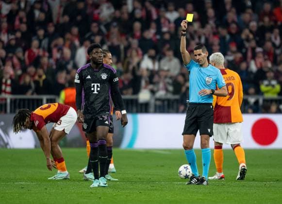 Alphonso Davies FC Bayern Muenchen, 19 is shown the yellow card after a foul on Sacha Boey Galatasaray Istanbul, 93 by Antonio Nobre Referee, Portugal GER, FC Bayern Muenchen vs Galatasaray Istanbul, Football, Champions League, Group stage, Matchday 4, Matchday 2023 2024, 08 11 2023 DFL DFB REGULATIONS PROHIBIT ANY USE OF PHOTOGRAPHS as IMAGE SEQUENCES and or QUASI VIDEO GER, FC Bayern Muenchen vs Galatasaray Istanbul, Football, Champions League, Group stage, Matchday 4, Matchday 2023 2024, 08 11 2023 Muenchen Copyright: xEibner-Pressefoto HeikexFeinerx EP_HFR