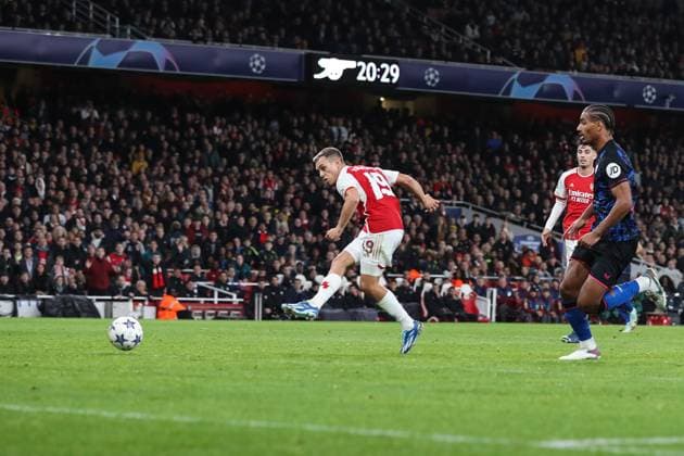 Arsenal gegen Sevilla 8. November 2023, London Champions™s League Fußball, Gruppe B Arsenal gegen Sevilla Leandro Trossard von Arsenal erzielt den Führungstreffer Foto Jacques Feeney Abseits London UK  Copyright: xJacquesxFeeneyx xOffsidexOffside