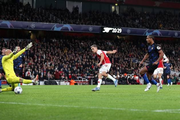 Arsenal gegen Sevilla 8. November 2023, London Champions™s League Fußball, Gruppe B Arsenal gegen Sevilla Leandro Trossard von Arsenal erzielt den Führungstreffer Foto Jacques Feeney Abseits London UK  Copyright: xJacquesxFeeneyx xOffsidexOffside