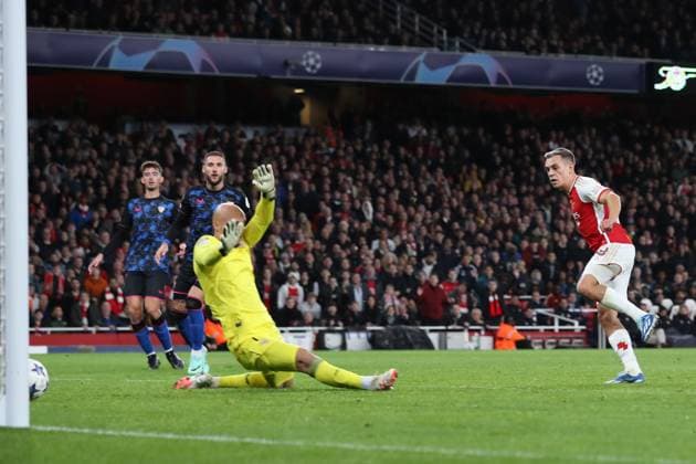Arsenal gegen Sevilla 8. November 2023, London Champions™s League Fußball, Gruppe B Arsenal gegen Sevilla Leandro Trossard von Arsenal erzielt den Führungstreffer Foto Jacques Feeney Abseits London UK  Copyright: xJacquesxFeeneyx xOffsidexOffside