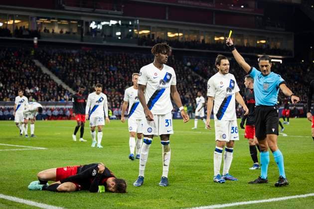 SOCCER - UEFA CL, RBS vs Inter SALZBURG,AUSTRIA,08.NOV.23 - SOCCER - UEFA Champions League, group stage, Red Bull Salzburg vs FC Internazionale Milano. Image shows Andreas Ulmer (RBS), Yann Auriel Bisseck, Matteo Darmian (Inter) and referee Serdar Gozubuyuk (NED). Keyword: yeallow card.  GEPAxpictures xGintarexKarpaviciute