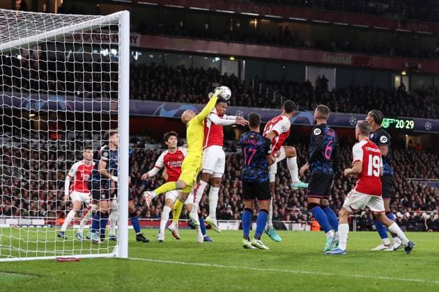 Arsenal gegen Sevilla 8. November 2023, London Champions™s League Fußball, Gruppe B Arsenal gegen Sevilla Sevillas Torwart Marko Dmitrovic wehrt den Ball ab, als Gabriel von Arsenal zum Kopfball hochsteigt Foto Jacques Feeney Offside London UK  Copyright: xJacquesxFeeneyx xOffsidexOffside