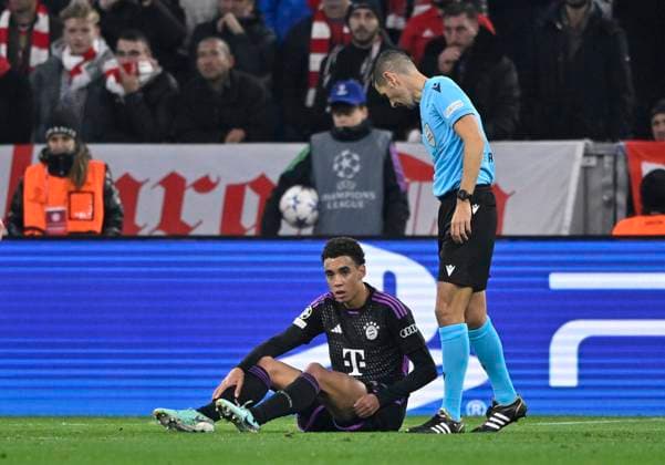 Jamal Musiala FC Bayern Muenchen FCB 42 Injured Injury shows change Substitution Substitution for him Thomas Mueller FC Bayern Muenchen FCB 25 Referee Referee Antonio Emanuel Carvalho Nobre FC Bayern Muenchen FCB vs Galatasaray Istanbul Group stage 4 Matchday 08 11 2023 DFL REGULATIONS PROHIBIT ANY USE OF PHOTOGRAPHS AS IMAGE SEQUENCES AND OR QUASI VIDEO FC Bayern Muenchen FCB vs Galatasaray Istanbul