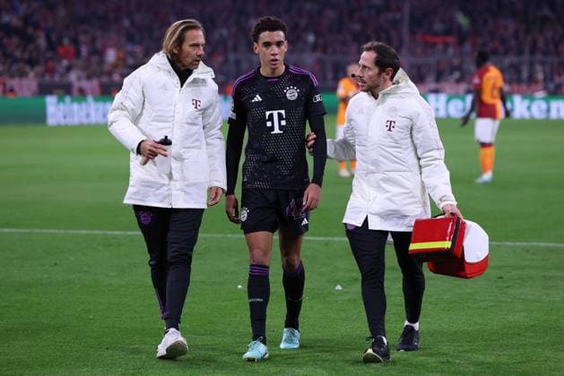 Soccer Champions League Group Stage 4 Matchday FC Bayern Munich Galatasaray Istanbul on 08 11 2023 at the Allianz Arena in Munich Jamal Musiala Munich , center leaves the pitch injured xMSx