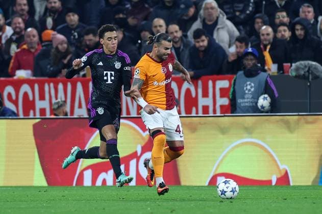 in duel, action, with Jamal Musiala 42 FC Bayern Muenchen , Abduelkerim Bardakci 42 Galatasaray , FC Bayern Muenchen vs Galatasaray Istanbul , Champions League, Football, Preliminary round, Second leg, 08 11 2023 Muenchen Bayern Germany Copyright: xkolbert-press ChristianxKolbertx