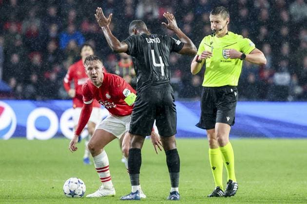 EINDHOVEN, 08-11-2023, Philips Stadium, UEFA Champions League season 2023 24, Referee Daniel Siebert shows yellow card to Kevin Danso of RC Lens during the match between PSV and RC Lens. PSV - Lens  x23092835x Copyright: