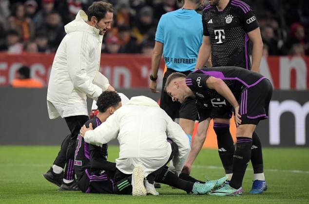 08 11 2023, xemx, Football UEFA Champions League, FC Bayern Muenchen Galatasaray SK Istanbul emspor, v l Jamal Musiala FC Bayern Muenchen gets injured and is substituted DFL DFB REGULATIONS PROHIBIT ANY USE OF PHOTOGRAPHS as IMAGE SEQUENCES and or QUASI VIDEO Muenchen