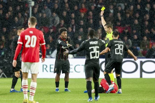 EINDHOVEN, 08-11-2023, Philips Stadium, UEFA Champions League season 2023 24, Referee Daniel Siebert shows yellow card to Kevin Danso of RC Lens during the match between PSV and RC Lens. PSV - Lens  x23092866x Copyright: