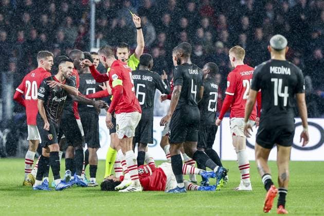 EINDHOVEN, 08-11-2023, Philips Stadium, UEFA Champions League season 2023 24, Referee Daniel Siebert shows yellow card during the match between PSV and RC Lens. PSV - Lens  x23092869x Copyright: