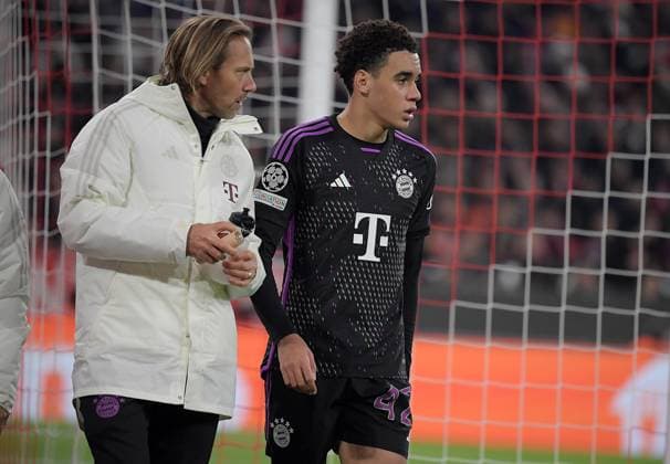 08 11 2023, xemx, Football UEFA Champions League, FC Bayern Muenchen Galatasaray SK Istanbul emspor, v l Jamal Musiala FC Bayern Muenchen gets injured and is substituted DFL DFB REGULATIONS PROHIBIT ANY USE OF PHOTOGRAPHS as IMAGE SEQUENCES and or QUASI VIDEO Muenchen