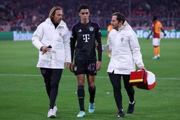Soccer Champions League Group Stage 4 Matchday FC Bayern Munich Galatasaray Istanbul on 08 11 2023 at the Allianz Arena in Munich Jamal Musiala Munich , center leaves the pitch injured xMSx