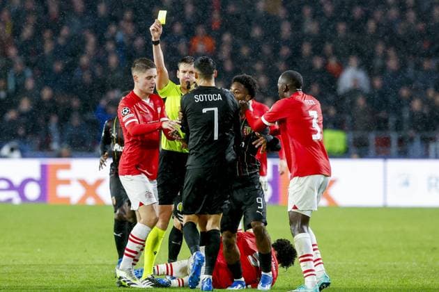 EINDHOVEN, 08-11-2023, Philips Stadium, UEFA Champions League season 2023 24, Referee Daniel Siebert shows yellow card to Florian Sotoca of RC Lens during the match between PSV and RC Lens. PSV - Lens  x23092905x Copyright: