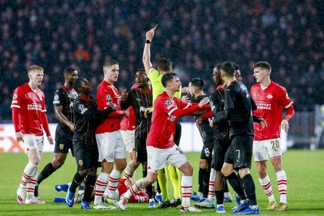 EINDHOVEN, 08-11-2023, Philips Stadium, UEFA Champions League season 2023 24, Referee Daniel Siebert shows yellow card during the match between PSV and RC Lens. PSV - Lens  x23092908x Copyright: