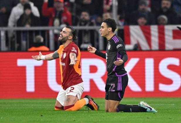 after tackle Jamal Musiala FC Bayern Muenchen FCB 42 vs Abduelkerim Bardakci Galatasaray Istanbul 42 referee Antonio Emanuel Carvalho Nobre shows yellow card yellow caution for Bardakci FC Bayern Muenchen FCB vs Galatasaray Istanbul Group Stage 4 Matchday 08 11 2023 DFL REGULATIONS PROHIBIT ANY USE OF PHOTOGRAPHS AS IMAGE SEQUENCES AND OR QUASI VIDEO FC Bayern Muenchen FCB vs Galatasaray Istanbul