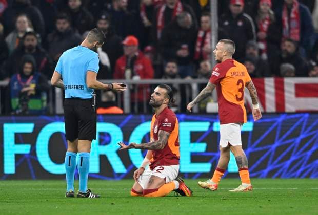 after tackle Jamal Musiala FC Bayern Muenchen FCB 42 vs Abduelkerim Bardakci Galatasaray Istanbul 42 referee Antonio Emanuel Carvalho Nobre shows yellow card yellow caution for Bardakci Angelino Galatasaray Istanbul 03 right FC Bayern Muenchen FCB vs Galatasaray Istanbul Group Stage 4 Matchday 08 11 2023 DFL REGULATIONS PROHIBIT ANY USE OF PHOTOGRAPHS AS IMAGE SEQUENCES AND OR QUASI VIDEO FC Bayern Muenchen FCB vs Galatasaray Istanbul