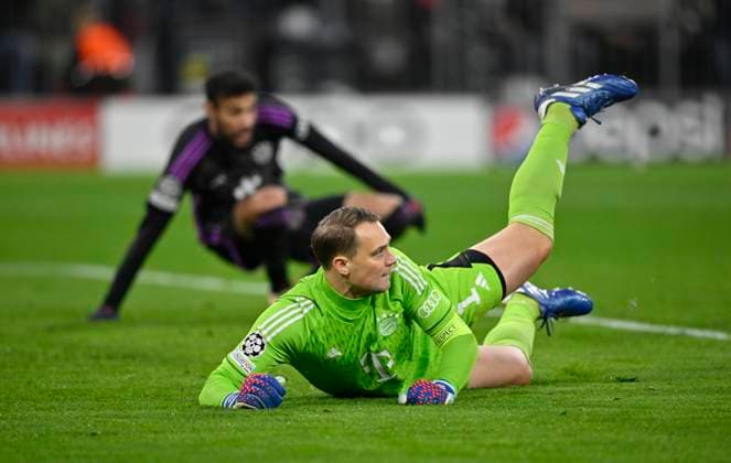 Goalkeeper Manuel Neuer FC Bayern Muenchen FCB 01 Action behind Noussair Mazraoui FC Bayern Muenchen FCB 40 FC Bayern Muenchen FCB vs Galatasaray Istanbul Group stage 4 Matchday 08 11 2023 DFL REGULATIONS PROHIBIT ANY USE OF PHOTOGRAPHS AS IMAGE SEQUENCES AND OR QUASI VIDEO FC Bayern Muenchen FCB vs Galatasaray Istanbul