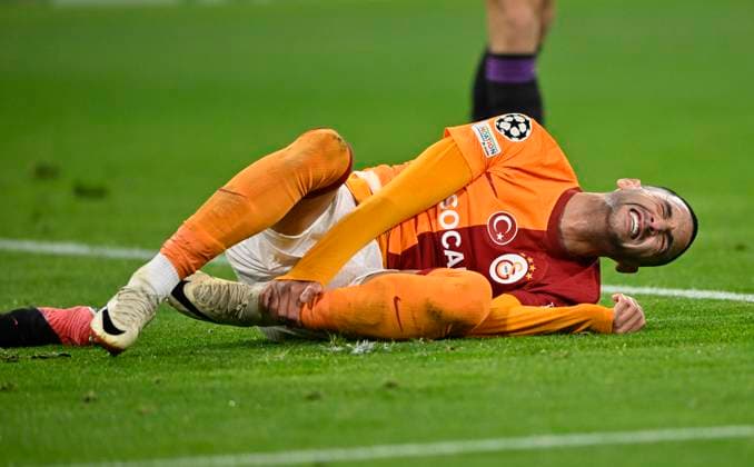 after duel Dayot Upamecano FC Bayern Muenchen FCB 02 vs Hakim Ziyech Galatasaray Istanbul 22 injured Injury FC Bayern Muenchen FCB vs Galatasaray Istanbul Group stage 4 Matchday 08 11 2023 DFL REGULATIONS PROHIBIT ANY USE OF PHOTOGRAPHS AS IMAGE SEQUENCES AND OR QUASI VIDEO FC Bayern Muenchen FCB vs Galatasaray Istanbul