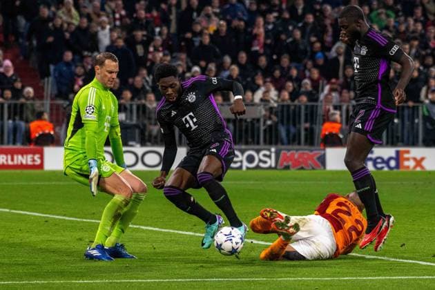 Goalkeeper Manuel Neuer, Alphonso Boyle Davies FC Bayern Muenchen , i11 and Dayot Upamecano FC Bayern Muenchen Germany, Muenchen, 08 11 2023, Football, UEFA Champions League FC Bayern Muenchen vs Galatasaray SK, Season 2023 2024, Match Day 4, Allianz Arena Photo A2 Bildagentur Peter Hartenfelser