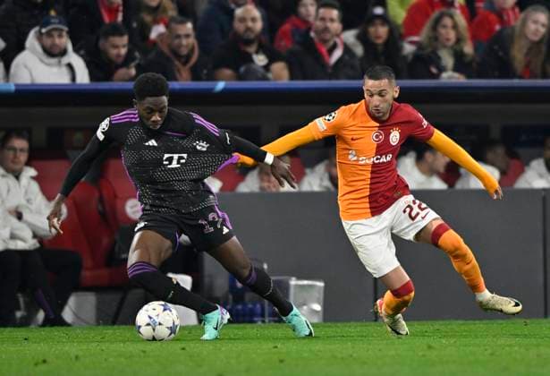 Alphonso Davies Bayern FC Muenchen FCB 19 vs Hakim Ziyech Galatasaray Istanbul 22 Shirt pull FC Bayern Muenchen FCB vs Galatasaray Istanbul Group stage 4 Matchday 08 11 2023 DFL REGULATIONS PROHIBIT ANY USE OF PHOTOGRAPHS AS IMAGE SEQUENCES AND OR QUASI VIDEO FC Bayern Muenchen FCB vs Galatasaray Istanbul