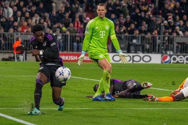 Alphonso Boyle Davies, goalkeeper Manuel Neuer and Dayot Upamecano FC Bayern Muenchen Germany, Muenchen, 08 11 2023, Football, UEFA Champions League FC Bayern Muenchen vs Galatasaray SK, Season 2023 2024, Match Day 4, Allianz Arena Photo A2 Bildagentur Peter Hartenfelser