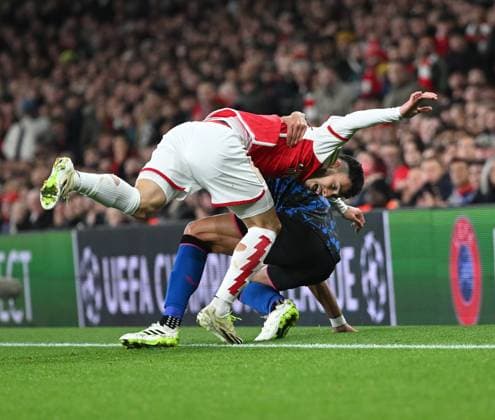 Arsenal v Sevilla UEFA Champions League Gabriel Martinelli of Arsenal battles for the ball during the UEFA Champions League Group B match at the Emirates Stadium, London Copyright: xNigelxBramleyx FIL-19220-0029 UK Newspapers OUT