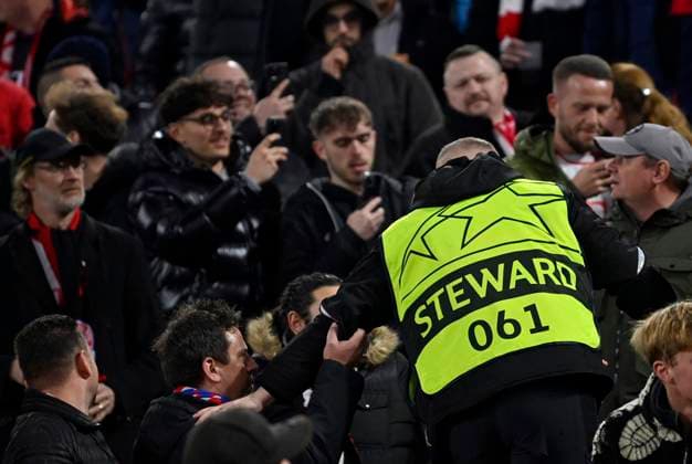 Disputes in the block Stewards have to intervene FC Bayern Muenchen FCB vs Galatasaray Istanbul Group stage 4 Matchday 08 11 2023 DFL REGULATIONS PROHIBIT ANY USE OF PHOTOGRAPHS AS IMAGE SEQUENCES AND OR QUASI VIDEO FC Bayern Muenchen FCB vs Galatasaray Istanbul