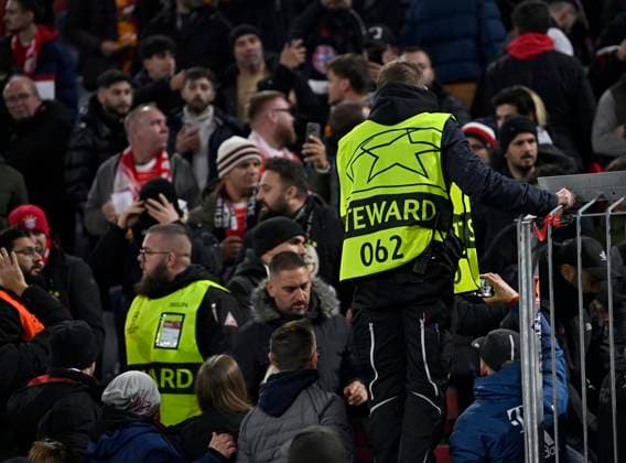 Disputes in the block Stewards have to intervene FC Bayern Muenchen FCB vs Galatasaray Istanbul Group stage 4 Matchday 08 11 2023 DFL REGULATIONS PROHIBIT ANY USE OF PHOTOGRAPHS AS IMAGE SEQUENCES AND OR QUASI VIDEO FC Bayern Muenchen FCB vs Galatasaray Istanbul