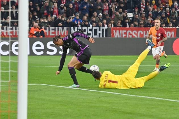Goal chance Leroy SANE Bayern Muenchen fails to score against goalkeeper Fernando MUSLERA Galatasaray Football Champions League group stage 4 matchday FC Bayern Muenchen Galatasaray Istanbul on 08 11 2023, A L L I A N Z A R E N A
